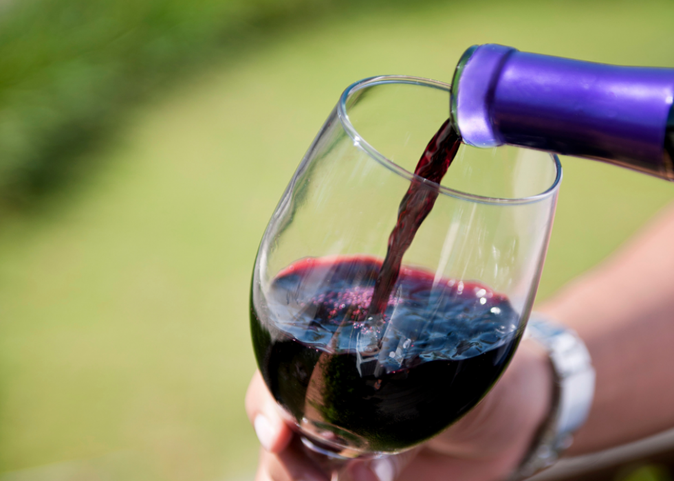 Colocando vinho na taça